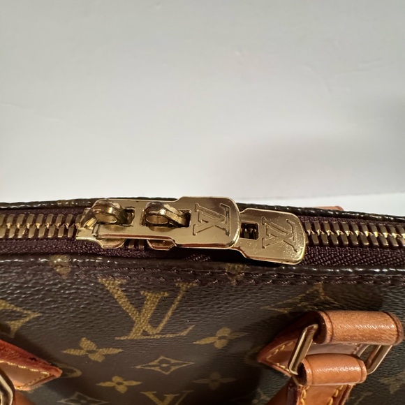 Louis Vuitton Alma - Picture 15 of 16